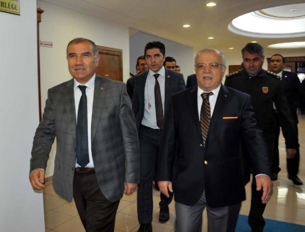 Enerji Bakanı: Saatlerini karıştıranlardan özür diliyorum (2)