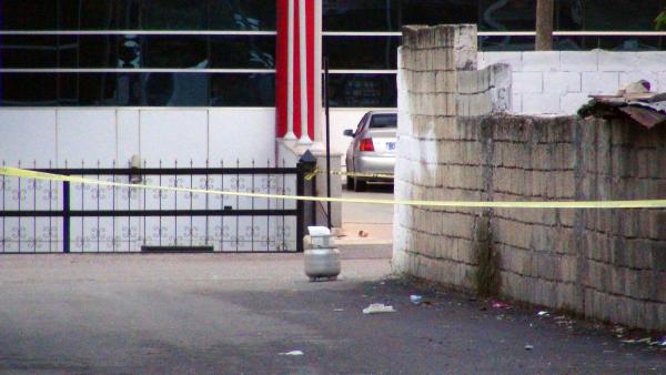 Adliye önündeki yolda bomba ihbarı yapıldı, hakim ve savcılar dışarı çıkamadı