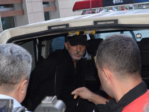 Boşandığı eşini kızının gözü önünde öldürdü