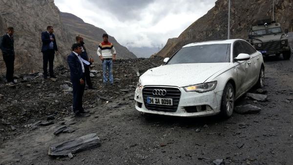 Hakkari'de seyir halindeki otomobilin üzerine kaya düştü