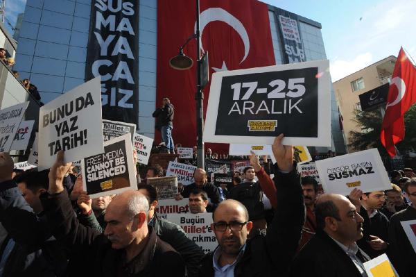 Koza İpek'e kayyum atanması Kanaltürk binası önünde protesto ediliyor (1)