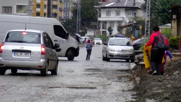 Yaya kaldırımı olmayan yol trafiğe açıldı: 2 çocuk yaralandı