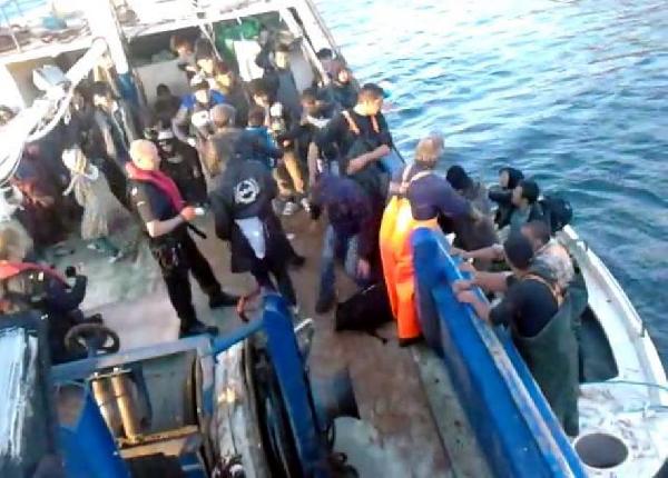 Tekneleri batan kaçakları Yunan balıkçılar kurtardı