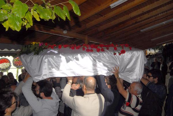 Yazlıkta ölü bulunan Birgün yazarı son yolculuğuna uğurlandı