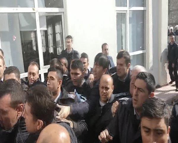 Üniversitede afiş gerginliği: 3 gözaltı