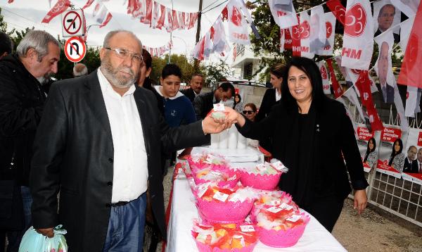 MHP milletvekili adayı, ‘temiz siyaset’ için sabun dağıttı