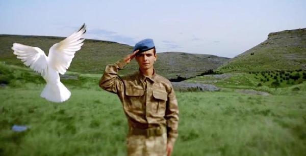Ak Partili Çelik’in reklam filminde İstiklal Marşı 4 dilde seslendirildi
