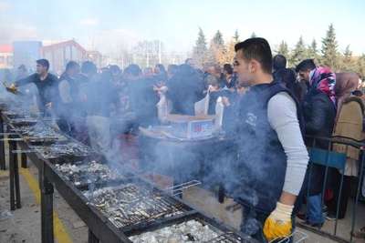 Horon Festivali’nde 2.5 ton hamsi pişirilerek, dağıtıldı