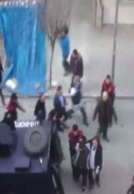 (GENİŞ HABER) Kavga ihbarına giden polisin silahını alan saldırgan polisi yaraladı