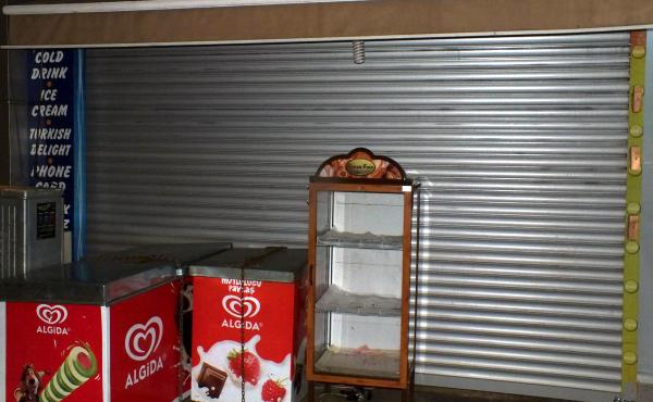 Hırsızlar girdikleri markette müşteriye satış yaptı