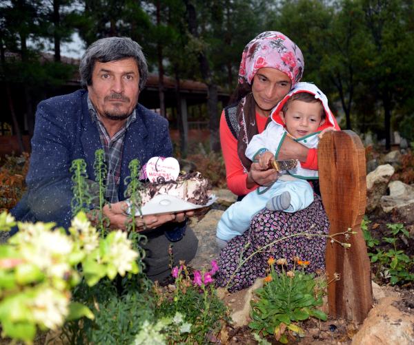 Madenci çocuğu mezar başında doğum günü kutladı