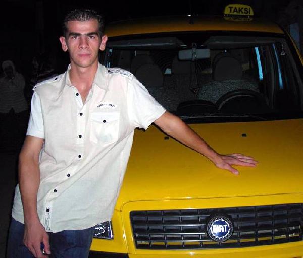 Site duvarına çarpan otomobilin sürücüsü öldü