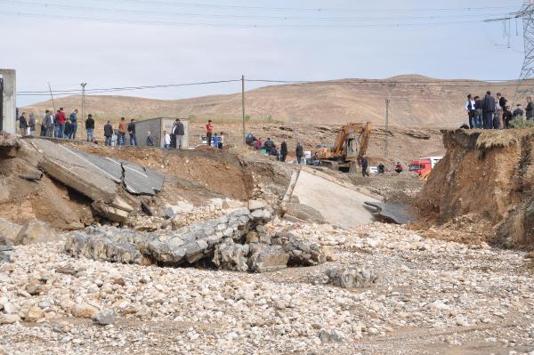 Cizre'de sel köprü yıktı, evleri bastı