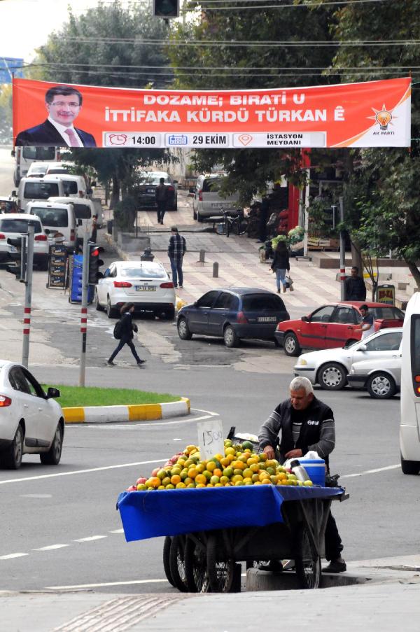 Diyarbakır'da Davutoğlu için Kürtçe 'Kürt-Türk ittifakı' afişleri asıldı