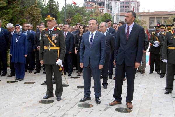 Diyarbakır'da Cumhuriyet Bayramı nedeniyle Atatürk Anıtı'na çelenk konuldu