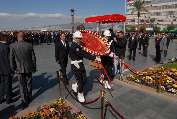İzmir'de Cumhuriyet Bayramı kutlamaları çelenk töreniyle başladı