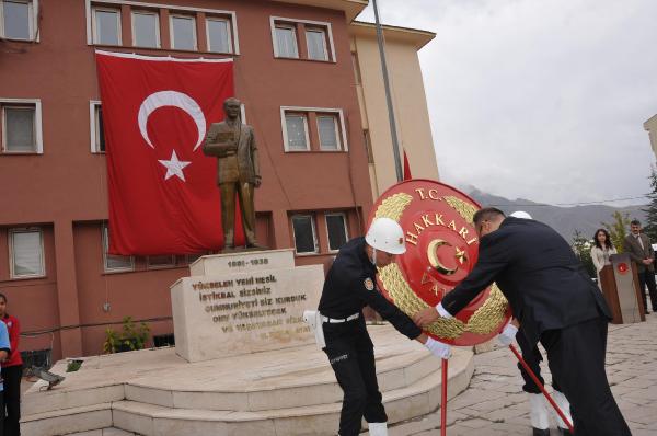 Hakkari'de bayram kutlamaları çelenk sunumuyla başladı