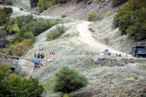 Tunceli'de PKK'lıların karayoluna tuzakladığı 150 kiloluk bomba imha edildi