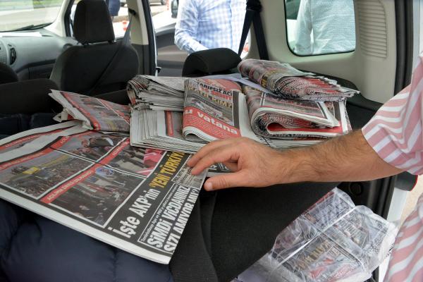 Adana'da muhalif broşür dağıtımına polis engeli