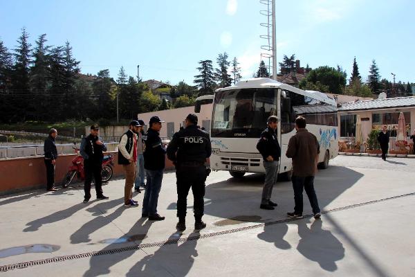 Sakarya'da IŞİD operasyonunda gözaltına alınan 3 kişi adliyeye sevk edildi