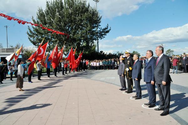 Yalova’da Atatürk Anıtı’na çelenk bıraktılar