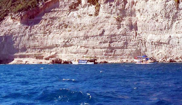 Turistleri taşıyan tekne kayalıklara çarpmaktan son anda kurtarıldı
