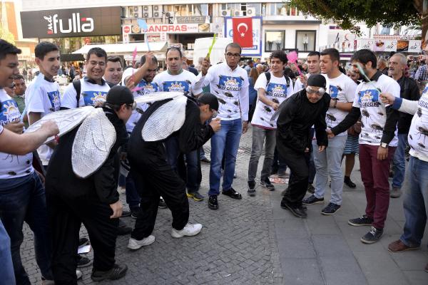 CHP'li gençlerden esprili kara sinek tepkisi