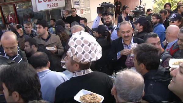 Olaylar sırasında ayağı burkulan kameraman, can havliyle kamerasını yere savurdu