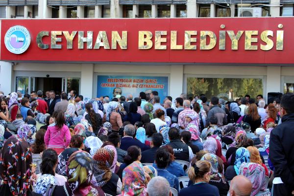 Ceyhan'da TOKİ izdihamı