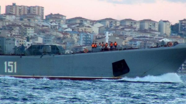 Rus savaş gemisi Çanakkale'den geçti