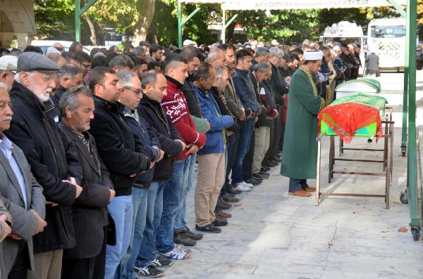 Ayrı yaşadığı eşi tarafından öldürülen kadının cenazesi toprağa verildi