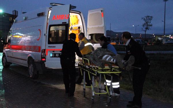 Hakkari'de askeri zırhlı araç devrildi: 6 asker yaralı