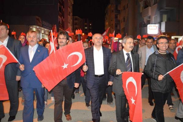 Mehter takımı eşliğinde fener alayı yürüyüşü