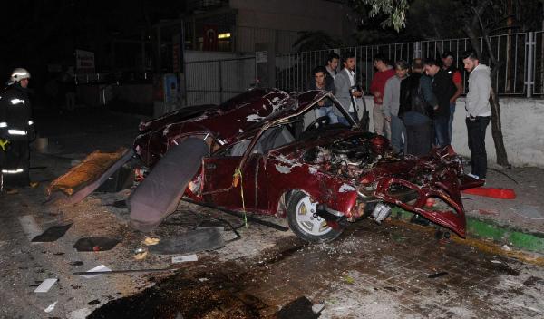 Hurda yığınına dönen otomobilden sağ çıktılar