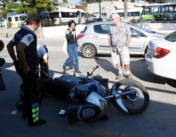 İngiliz turist polis motosikletine çarptı