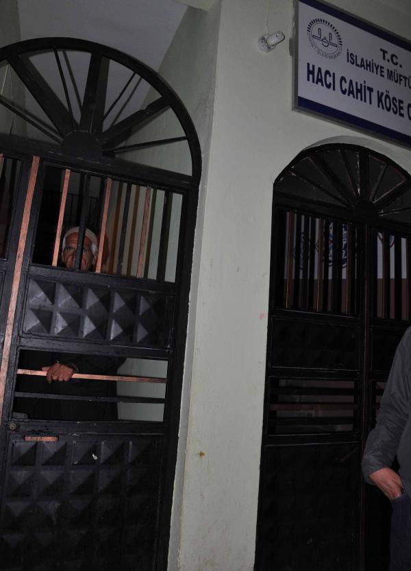 Cami tuvaletinde mahsur kaldı