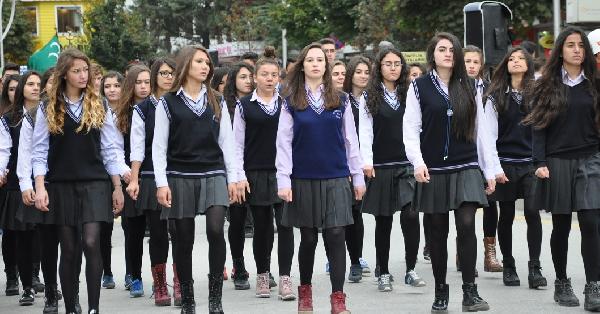 Soğuk havada Türk bayrağına sarıldılar