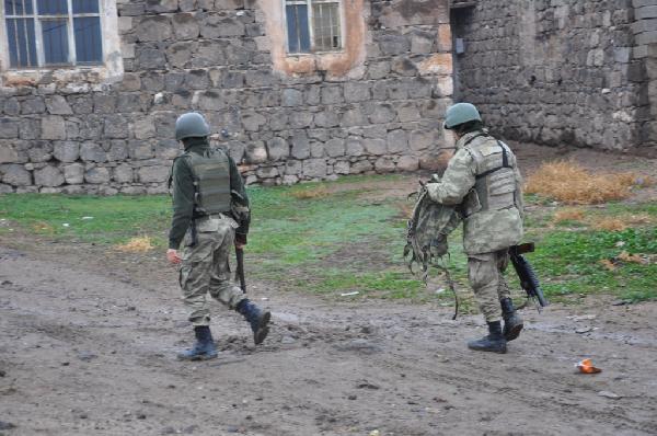 Köye düşen havan mermisi kazma kürekle arandı