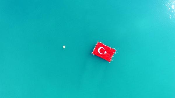 Antalya'da denizde dev bayrak açtılar