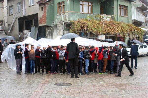 Cumhuriyet Bayramı'nı protokol çadırda, öğrenciler naylon altında kutladı