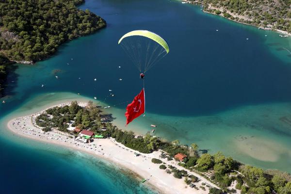 Gökyüzünde dev Türk bayrağı açıp 29 Ekim'i kutladılar