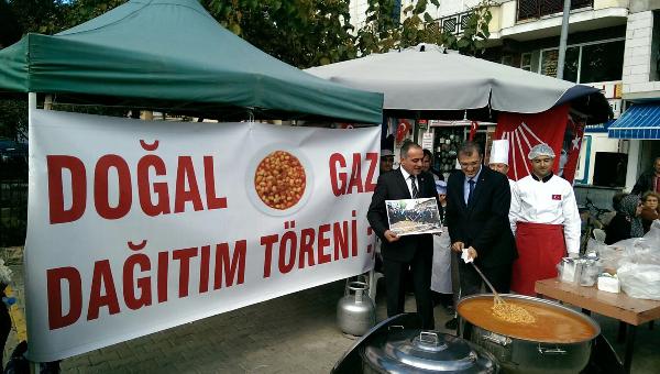 Doğalgaz vanası açılmadı, CHP 'Doğal gaz' adı altında 2 kazan kuru fasulye dağıttı
