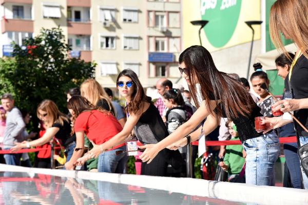 Cumhuriyet Bayramı için 92 metrekarelik ebru yaptılar