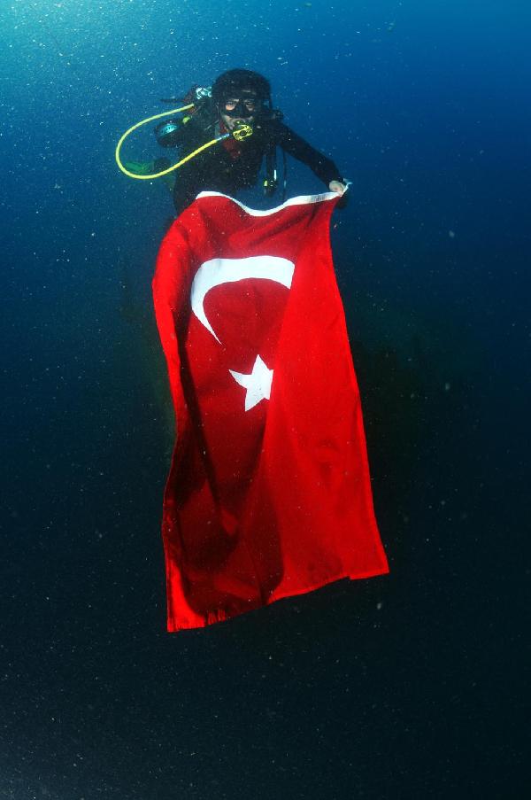 Cumhuriyet Bayramı'nı sualtında kutladılar