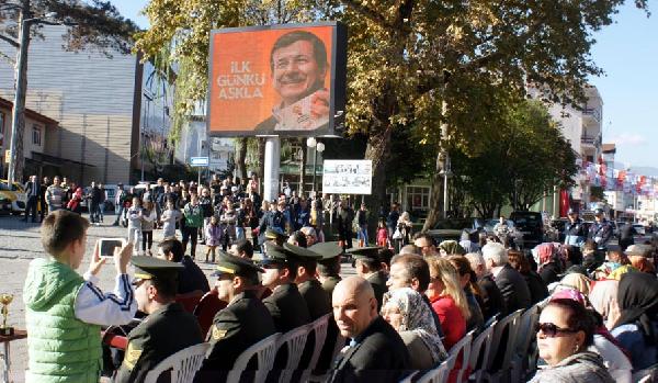 Cumhuriyet Bayramı töreninde Ak Parti reklamına tepki