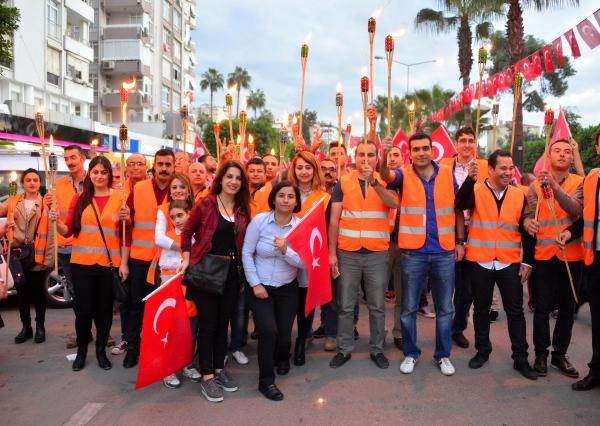 Adana'da CHP'liler meşale ile yürüdü