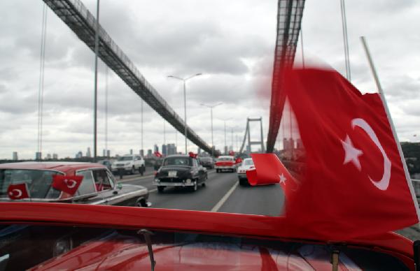 Boğaziçi Köprüsü'nde “Her Yerde Cumhuriyet, Her Yerde Barış" konvoyu...