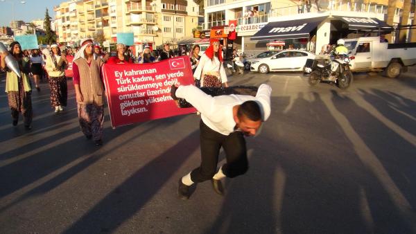 Kuşadası'nda 3 bin kişilik 29 Ekim korteji