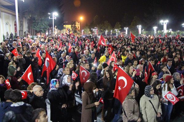 Bolu'da 3 bin kişi fenerlerle Cumhuriyet Bayramı'nı kutladı