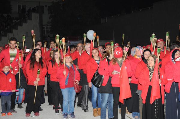 Bursa'da, bin 923 kişi meşalelerle Türk Bayrağı oluşturdu